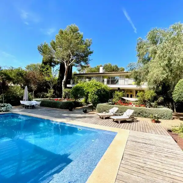 LUXURIOUS FAMILY VILLA WITHIN WALKING DISTANCE OF CALA CORDA