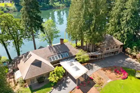 Extraordinary Riverfront Sanctuary