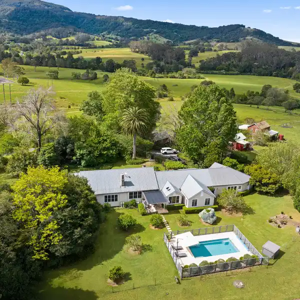HANWOOD HILL - BREATHTAKING COUNTRY ESTATE
