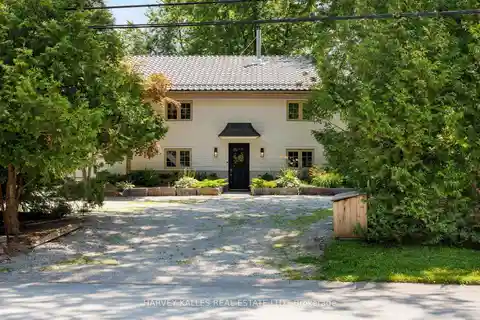 Four-Season Retreat in the Heart of Cottage Country