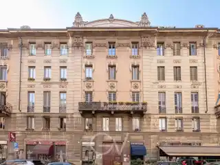 Refined Dual-Level Apartment with Contemporary Elegance