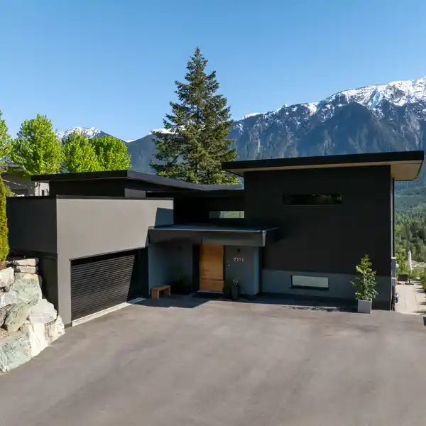 ARCHITECT-DESIGNED MODERN HOME WITH SWEEPING  VIEWS