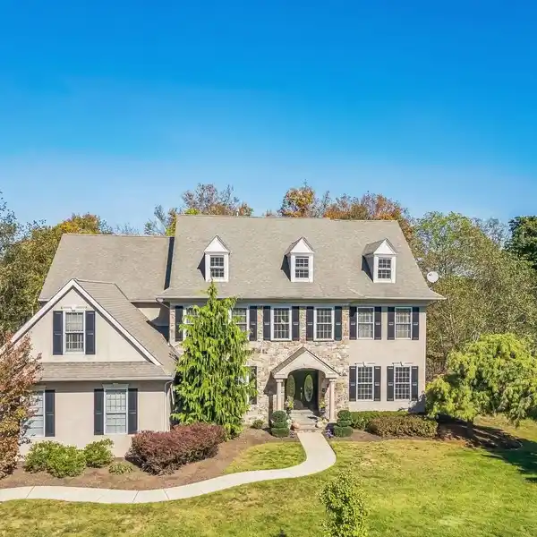 CUSTOM-BUILT BEAUTY WITH SCENIC SERENITY