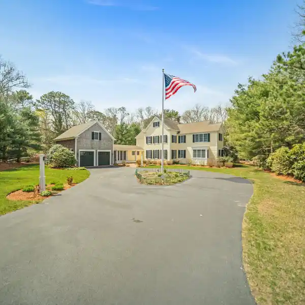 CLASSIC COLONIAL PROVIDING PRIVACY AND ELEGANCE