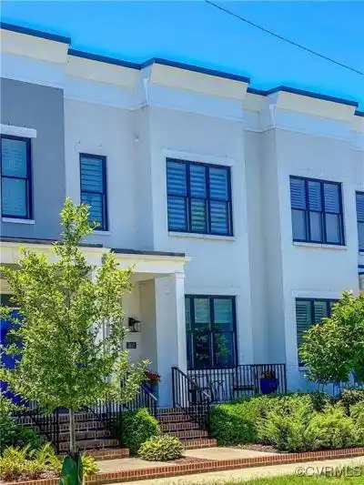 CASUAL ELEGANCE MEETS PRIME LOCATION