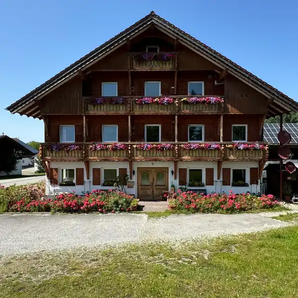 IDYLLIC COUNTRY LIVING