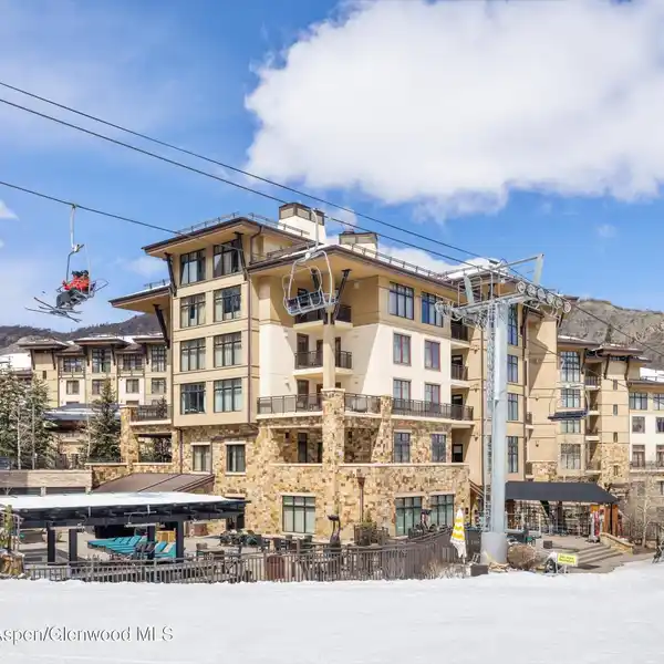 WORLD CLASS SKI-IN/SKI-OUT RESIDENCE