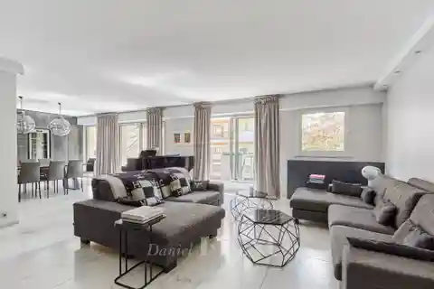 Spacious Family Apartment Overlooking Peaceful Gardens