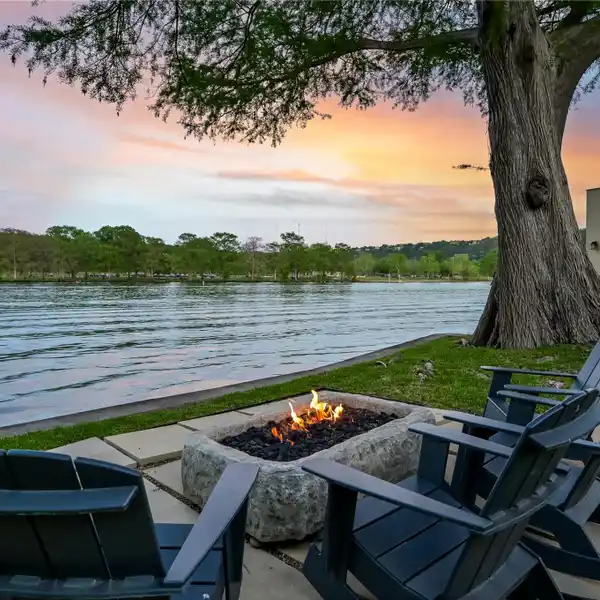 GRACIOUS ESTATE ON LAKE AUSTIN