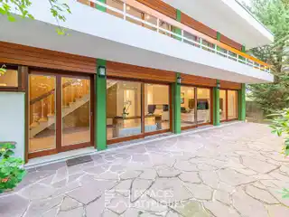 Magnificent Architect-Designed House with High-End Renovation