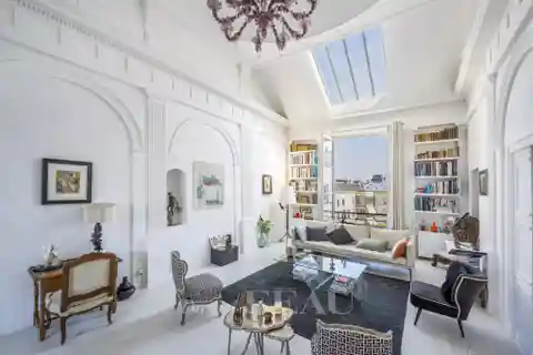 Top-Floor Apartment Overlooking Garden