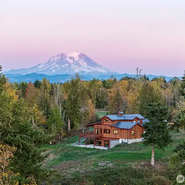 EXPANSIVE COUNTRYSIDE ESTATE WITH LAKE VIEWS