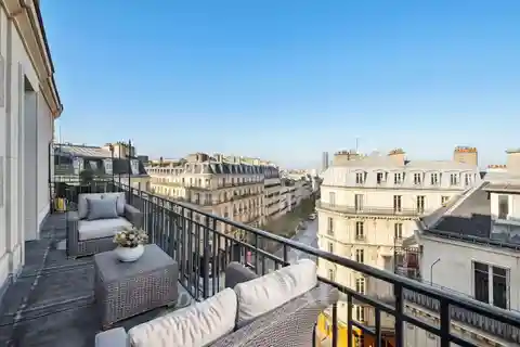 Bright Apartment with a Spacious Balcony