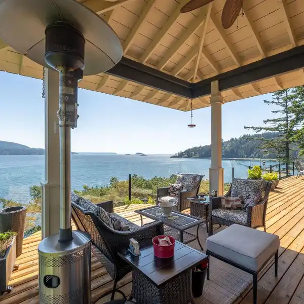 BEAUTIFUL WATERFRONT RETREAT