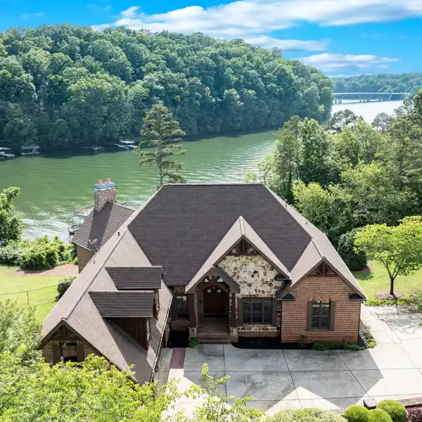 EXCEPTIONAL ESTATE ON LAKE LANIER