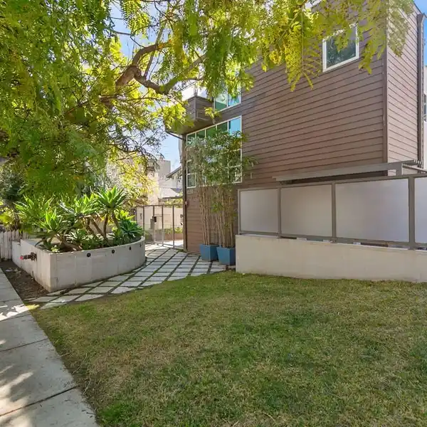 NATURALLY LIGHT-FILLED ARCHITECTURAL TOWNHOUSE