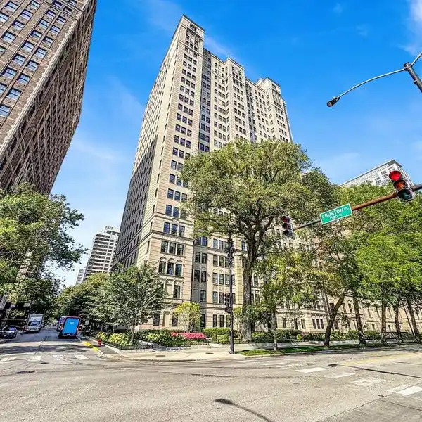 GRAND LAKEFRONT RESIDENCE WITH TIMELESS ARCHITECTURAL ELEGANCE