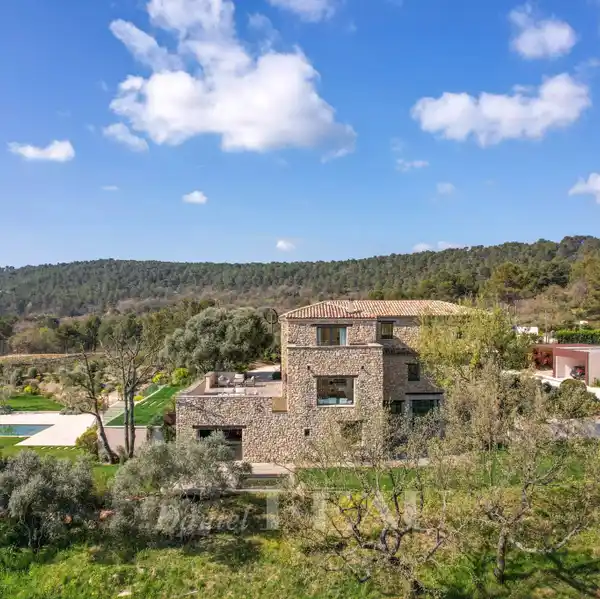 PEACEFUL LUXURY PROPERTY WITH COMMANDING VIEWS