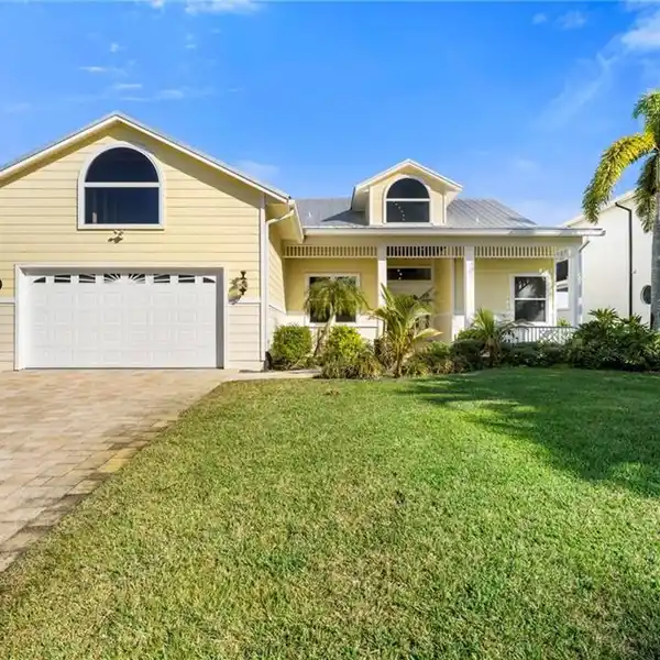 WATERFRONT PROPERTY WITH EXCEPTIONAL ATTENTION TO DETAIL