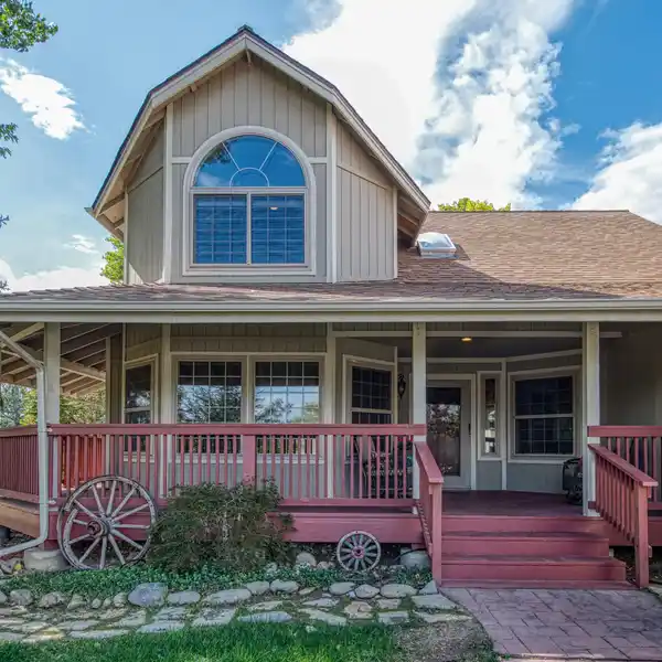 COUNTRY CHARM CLOSE TO EVERYTHING