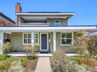 Prime Venice Location with Spacious Outdoor Deck