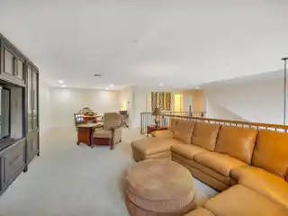 Expansive Condo Ideal for Relaxation and Entertaining