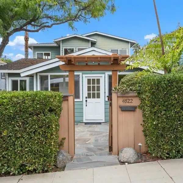BRIGHT COASTAL HAVEN WITH SUNSET VIEW DECK
