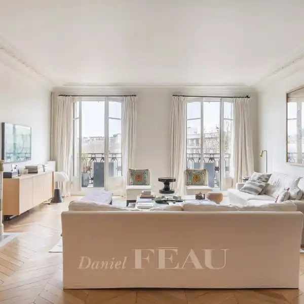 HAUSSMANNIAN ELEGANCE WITH CONTINUOUS BALCONY VIEWS