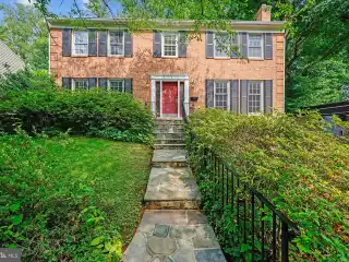 Charming Colonial in Popular Wyngate
