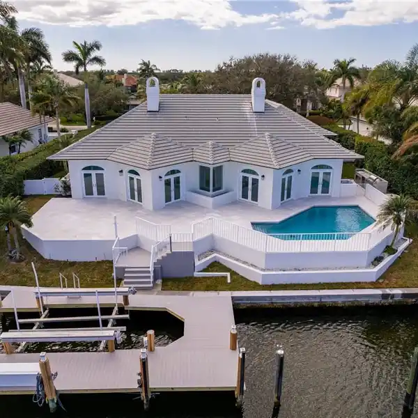 WATERFRONT LUXURY IN THE ANCHOR