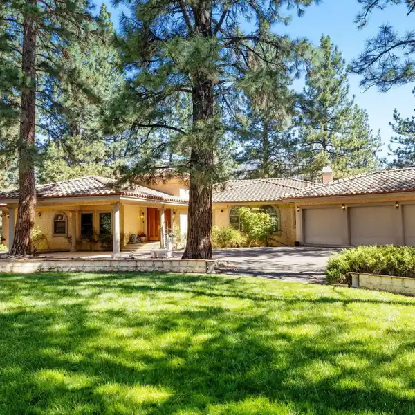PRIVATE VERDI ESTATE WITH 7-CAR GARAGE