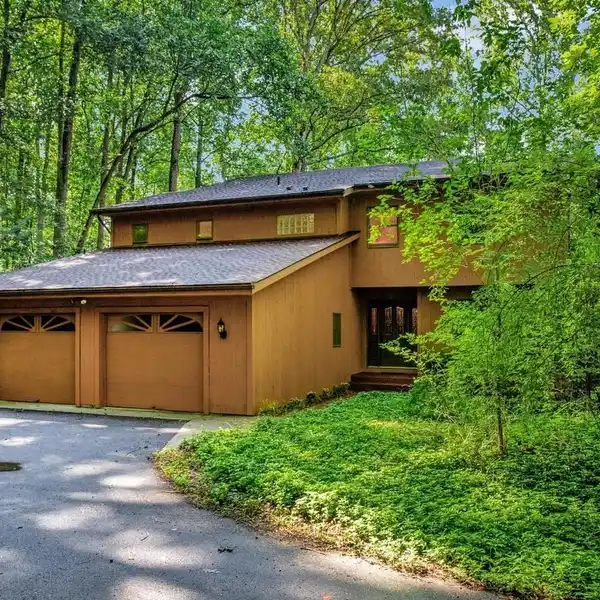 MOUNTAIN-TOP MARVEL WITH STUNNING NATURAL SURROUNDINGS