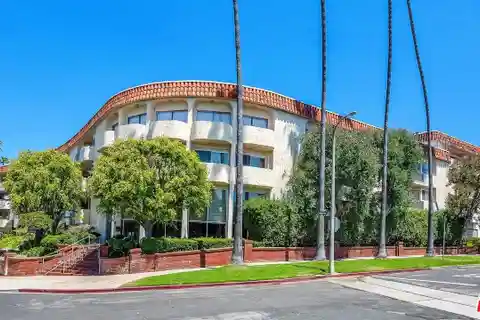 Bright and Spacious Top-floor Unit in Brentwood