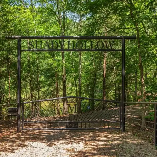 SHADY HOLLOW RANCH