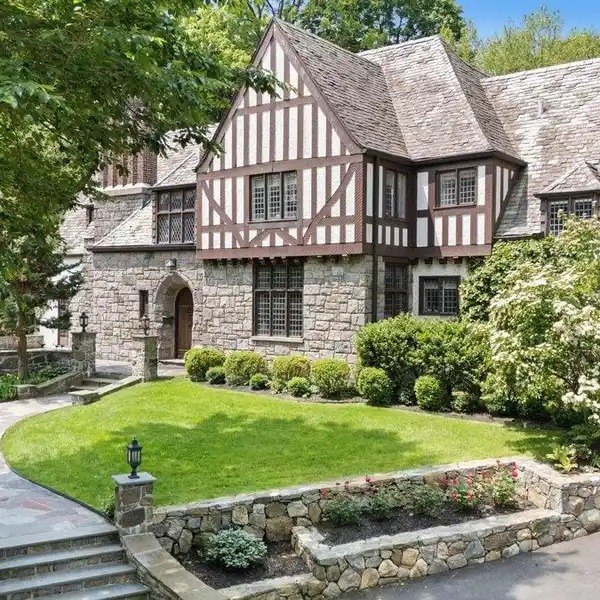SOPHISTICATED AND STYLISH COTSWOLD TUDOR