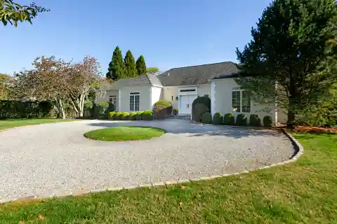 Three Bedroom Rental in the Perfect Sough of the Highway Location