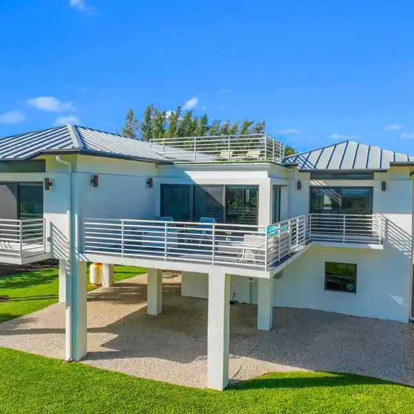 MODERN OCEANVIEW ESCAPE WITH SOLAR EFFICIENCY