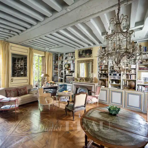 STUNNING DUAL-ASPECT APARTMENT