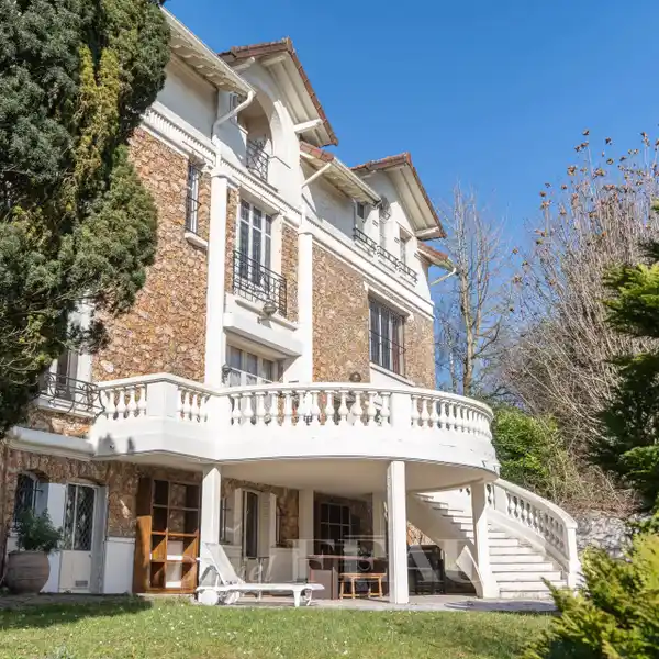 BEAUTIFUL AND SPACIOUS RESIDENCE IN AN IDEAL LOCATION