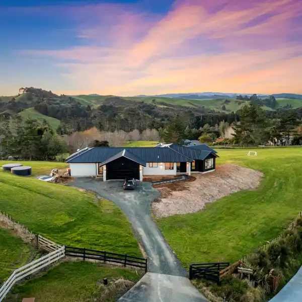 MODERN RURAL ESCAPE WITH STUNNING VIEWS