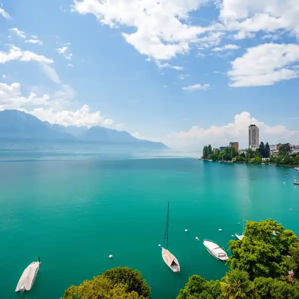 SUPERB APARTMENT IDEALLY LOCATED ON THE FRONT LINE OF THE LAKE