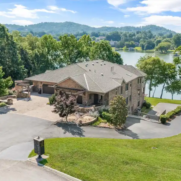 REFINED COMFORT IN A SCENIC LAKEFRONT COMMUNITY