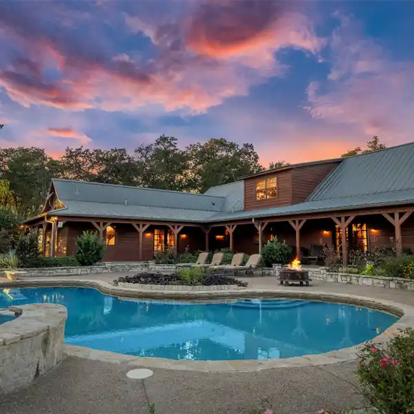 GORGEOUS EAST TEXAS RESORT-STYLE RANCH