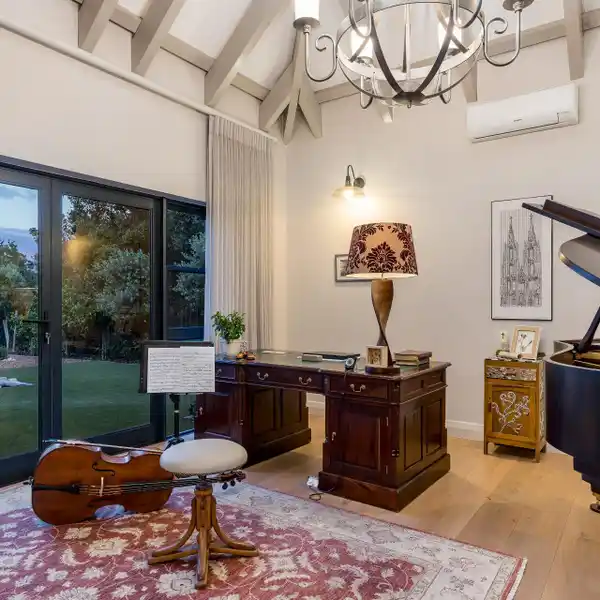 TRANQUIL ENTERTAINER’S DREAM IN PRESTIGIOUS ESTATE
