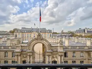 Sunlit Apartment Opposite Elysée