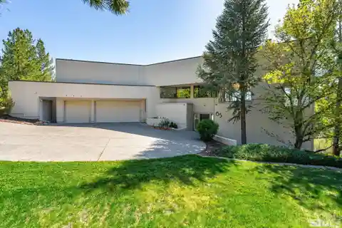 Modern Architecture with Expansive Views