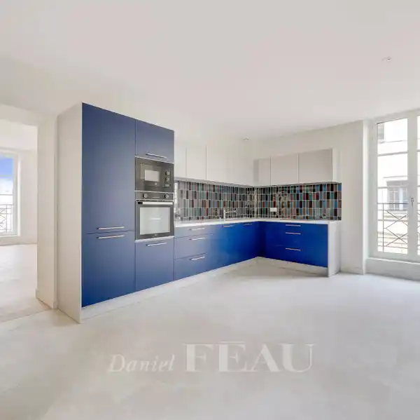 BRIGHT PERIOD APARTMENT WITH HIGH CEILINGS