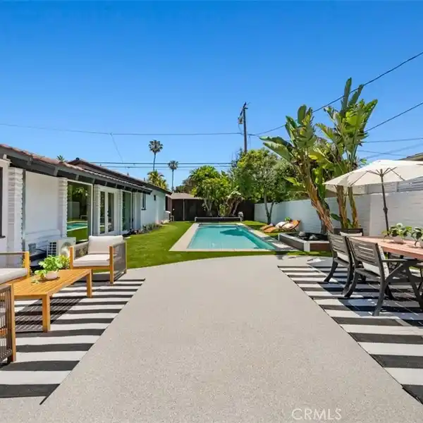 REIMAGINED MID-CENTURY MODERN HOME