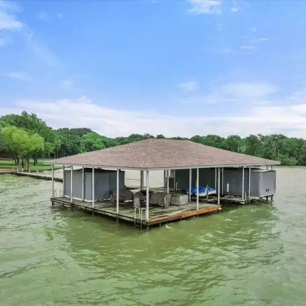 UNIQUE LAKESIDE RETREAT