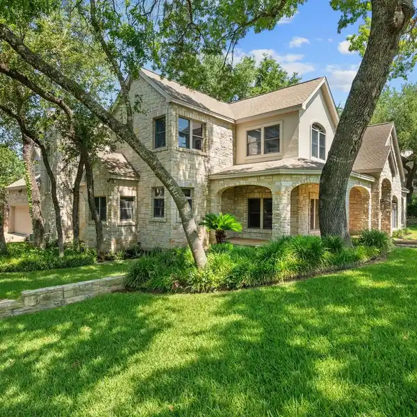 TRADITIONAL YET MODERN WESTLAKE RESIDENCE